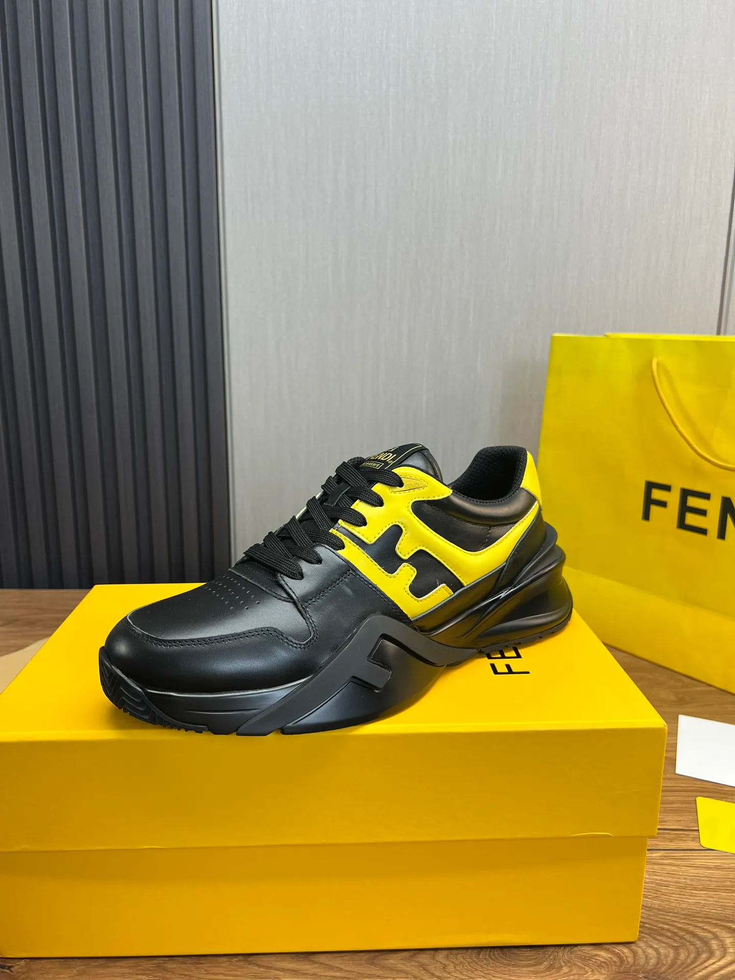 Men's shoes 💰520💰 Fendi [Fendi] hot style is on the market 🔥Fashionable casual men's shoes 🔱 Made of original cowhide + breathable mesh lining + sheepskin feet, perfect shape, top quality, you deserve it 🔜Original outsole, ultra-light, non-slip and wear-resistant 👣 Standard size 38-44 (customized in 45)